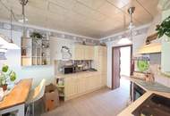 Schmuckes Häuschen mit kleinem Garten und Zufahrt