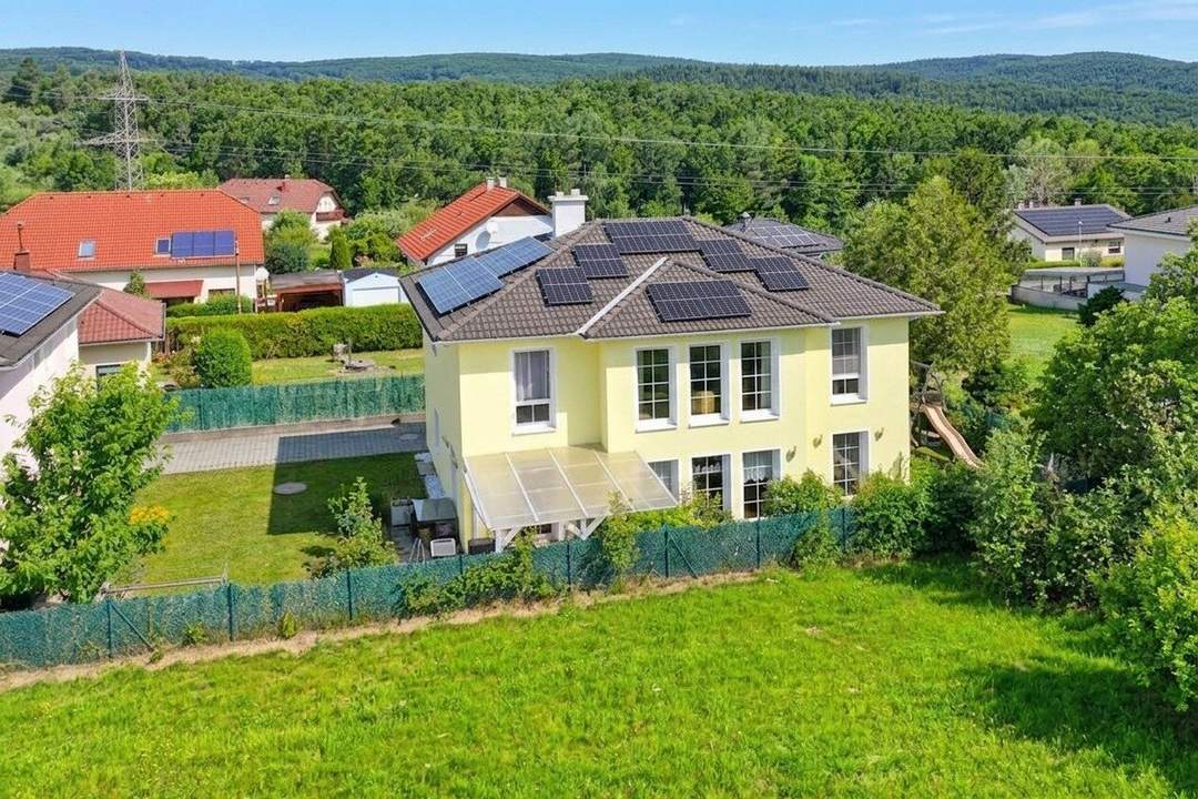 Familienidylle im Grünen: Modernes 6-Zimmer-Haus mit Garten und Anlage