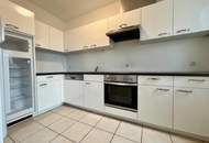 Schöne 2-Zimmer-Dachgeschoss-Wohnung mit Balkon und Parkplatz