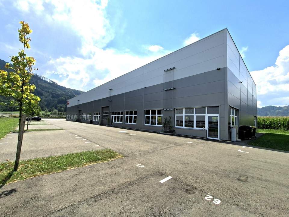 Voll vermietete Produktions- und Gewerbehallen auf Baurecht für 100 Jahre