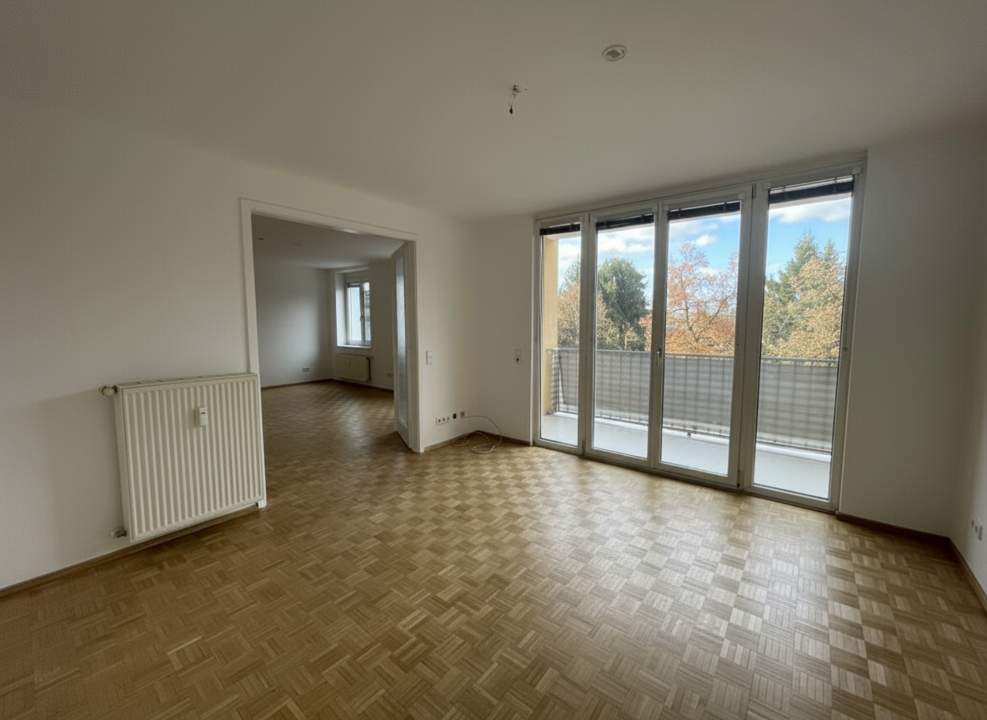 Zur Miete: Renovierte 4,5 Zimmerwohnung mit Balkon in zentraler Lage