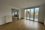 Zur Miete: Renovierte 4,5 Zimmerwohnung mit Balkon in zentraler Lage