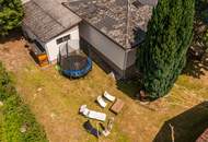 Zwei Häuser. Ein Rückzugsort. Ihre grüne Oase vor den Toren Wiens.