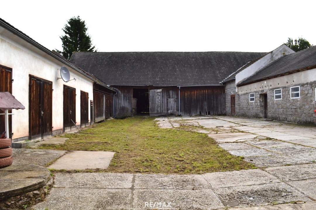 Vierkanthof-Charme in guter infrastruktureller Lage mit geschütztem Innenhof