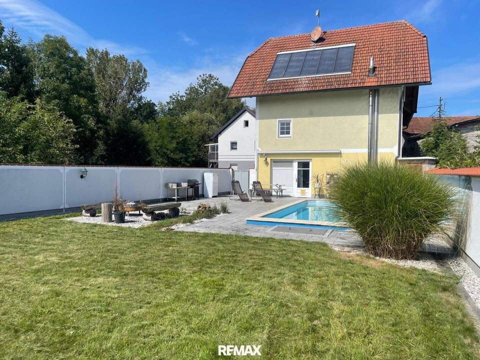 Großzügiges Familienhaus mit Pool in sonniger Lage