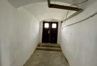 Haus mit ca. 275 m² Wohnfläche, ca. 2.200 m² Grund – ideal für Großfamilien, sanierungsbedürftig!