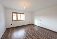 Gediegenes Stockhaus in grüner Umgebung