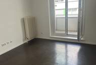 Top Anbindung, Blick in den grünen Innenhof inkl. Stellplatz. Nähe Jörgerstrasse und Kreuzgasse