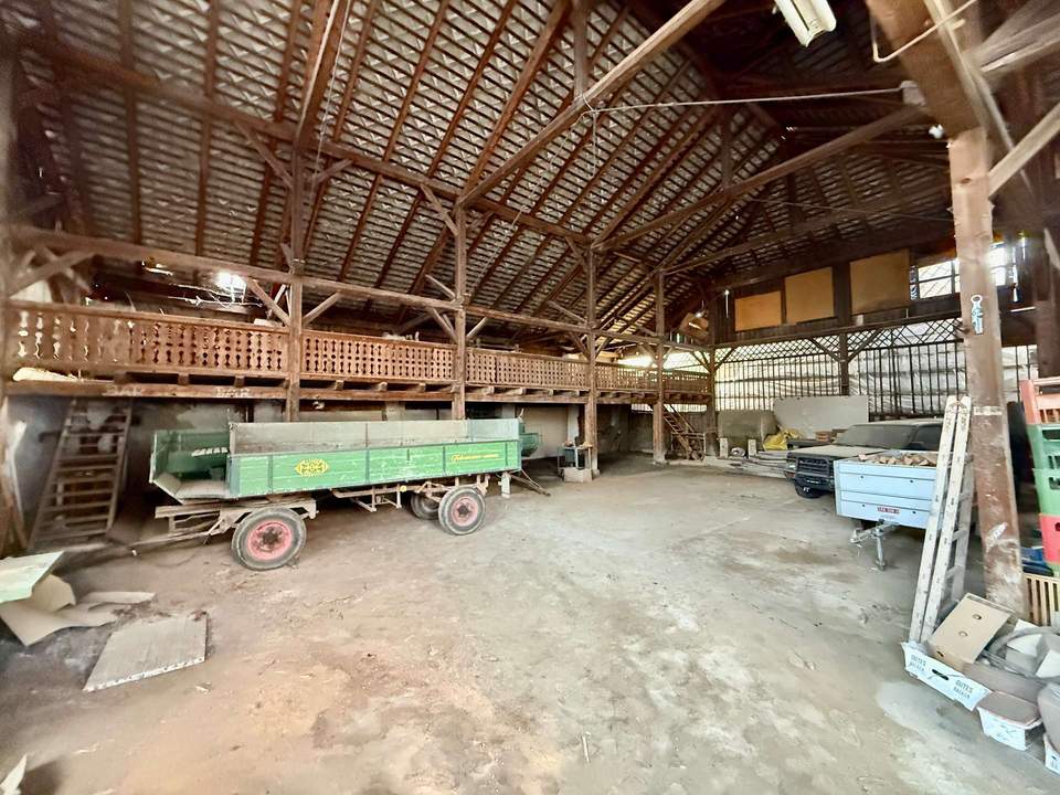 Sanierungsbedürftiges Dorfhaus mit großzügigem Stadl &amp; ca. 250 m2 Nutzfläche und eigener Galerie!