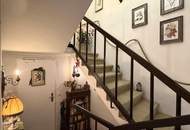 Eine Villa mit Wohnkultur, parkähnlichem Garten und Pool // A Villa of Distinction with Park-Like Garden and Pool //