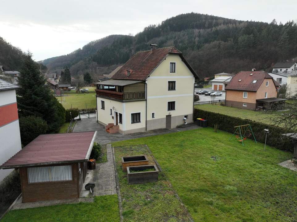 Wohnhaus mit großem Garten