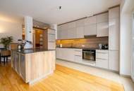 Hochwertige 3-Zimmer-Wohnung mit Tischlerküche, 160 m² Eigengarten, Terrasse und Garage in ruhiger, grüner Lage!