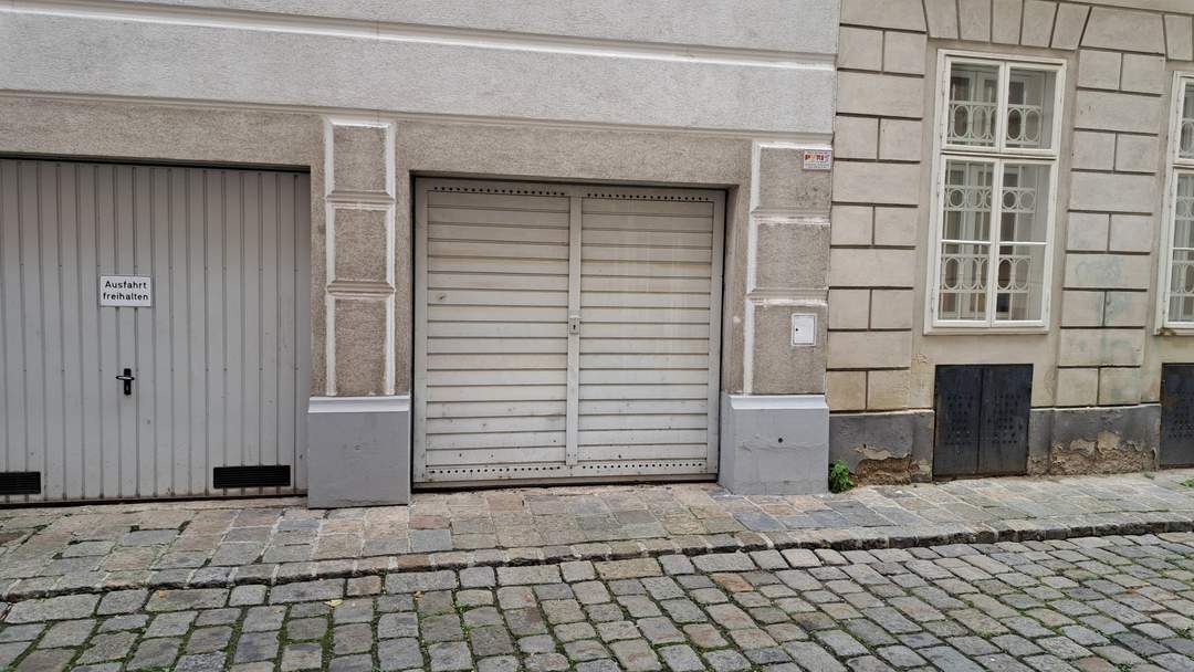 Große Garagenbox mit ebener Zufahrt und WC im Herzen des 8. Bezirks im Roten Hof