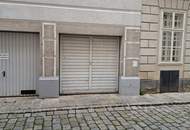Große Garagenbox mit ebener Zufahrt und WC im Herzen des 8. Bezirks im Roten Hof