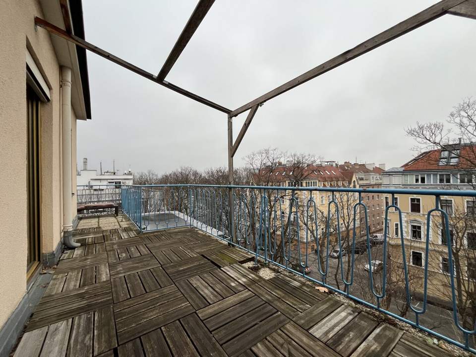 Direkt bei Schönbrunn! Kleine DG-Wohnung mit Terrasse und Gratisparkplatz!