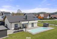Moderner Town &amp; Country Bungalow mit Pool, Carport und großzügigem Eigengrund in sonniger Lage