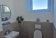 Sonnige, neue 3 Zi-DG-Wohnung mit Terrasse und TG-Platz
