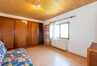 Einfamilienhaus mit Einliegerwohnung, Garage, Carports und Ausblick!