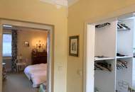 Eine Villa mit Wohnkultur, parkähnlichem Garten und Pool // A Villa of Distinction with Park-Like Garden and Pool //