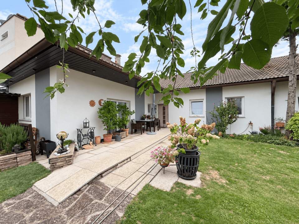 Einfamilienhaus mit ca. 134 m² Wohnfläche und schönem Grundstück in zentraler Lage von Neunkirchen!