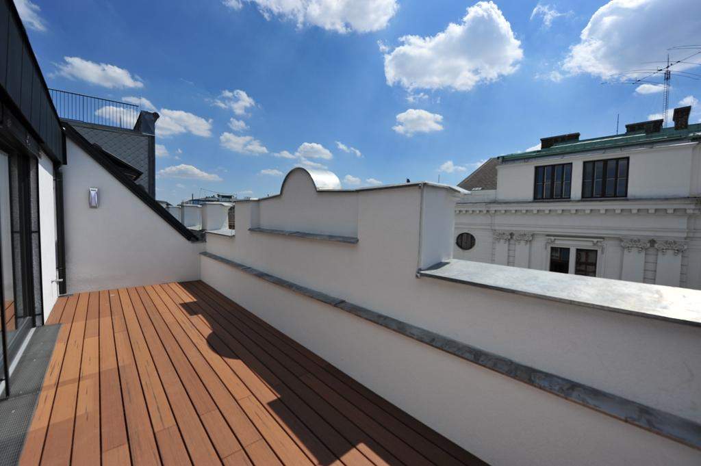 Luxuriöse und hochwertig ausgestattete Dachgeschosswohnung mit Terrasse