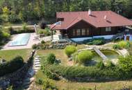 Haus in Ruhelage am Waldrand mit Swimmingpool und Teich.