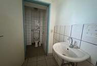 Praktischer Lagerraum mit Altbauflair und zwei Schaufenster zur Michaeligasse