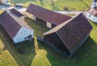 Sanierungsbedürftiger Bauernhof mit großem Grundstück
