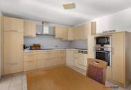 Schöner Privatwohnsitz mit großem Garten, 5 Schlafzimmern, 4 Bädern und Einliegerwohnung