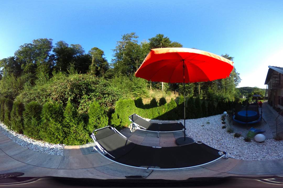 Elegantes Wohnen im Grünen! Neuwertiges Dreifamilienhaus in erhöhter Ruhelage