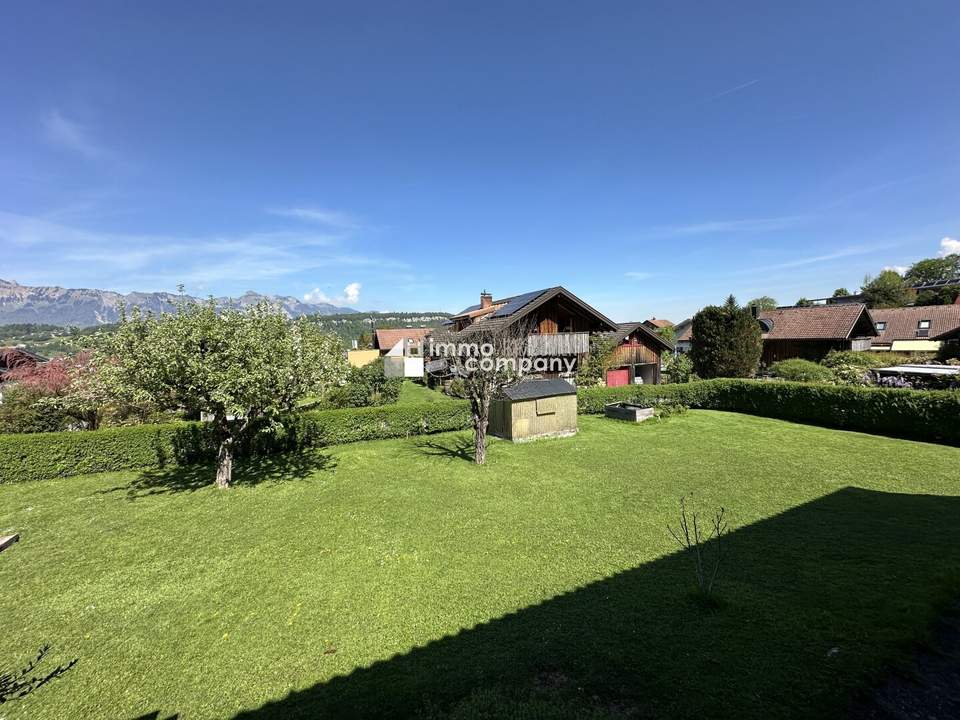Baugrundstück, völlige Ruhelage, mitten im Grünen, Berg- u. Panorama-Blick, Feldkirch-Tisis, direkt ans Naherholungsgebiet grenzend, gigantische Sonnenuntergangs-Stimmung, in 6 Minuten per PKW ins Stadtzentrum Feldkirch, Bus-Station in 50 m.