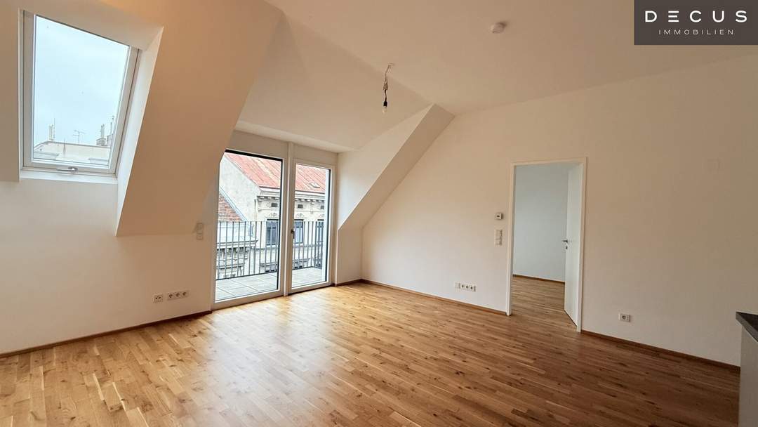 / 2 ZIMMER / U-BAHN NÄHE / BALKON / DACHGESCHOSS / MODERNE AUSSTATTUNG / VERFÜGBAR AB 1.03.2026