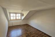 Ankommen und wohlfühlen: Stilvolle Dachgeschosswohnung mit Parkplatz