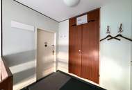 Eine helle, renovierungsbedürftige 3-Zimmer Dachgeschosswohnung &amp; PP // A bright, 3-room attic apartment in need of renovation &amp; parking //