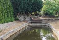 Außergewöhnliches Einfamilienhaus mit zwei Wohneinheiten, großem Garten und Gästehaus in Leobendorf