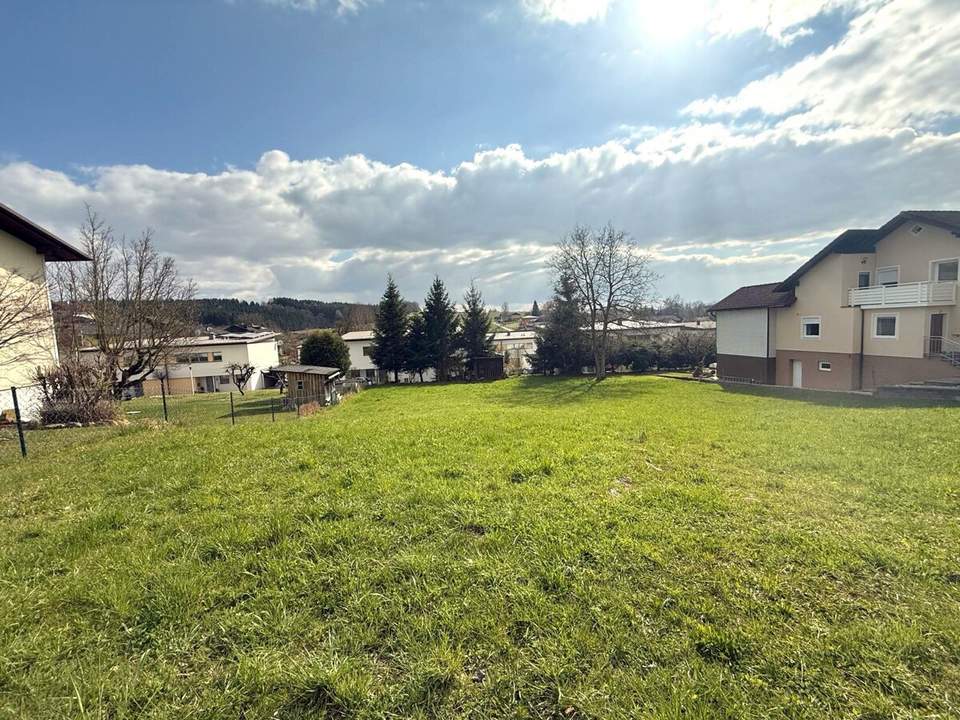 Sonnige Aussichten: Baugrundstück in guter Lage