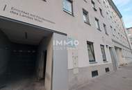 3-er WGs aufgepasst! Große Dachgeschoss-Wohnung mit Terrasse in der Muhrengasse!