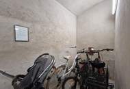 2-Zimmer-Altbauwohnung nahe U1 | Balkon vorübergehend bewilligt