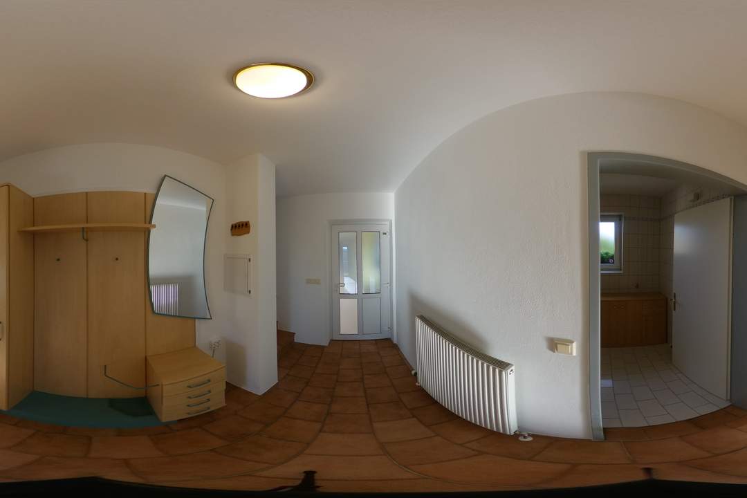 Golfer und Thermenliebhaber aufgepasst! Entzückende ruhige Terrassenwohnung mit Reihenhauscharakter.