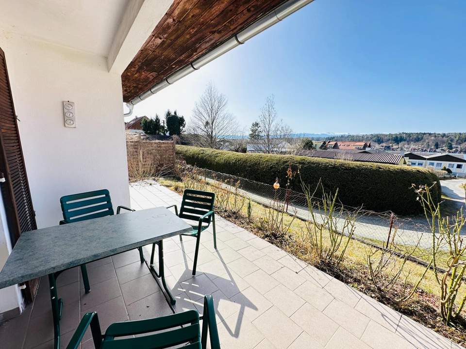 Sonniges Ferienhaus mit Seeblick auf schönem Grundstück - sanierungsbedürftig