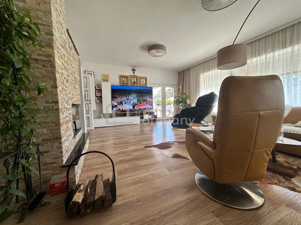 Neuwertiges Zweifamilienhaus in Eggendorf, 7 Zimmer, Garten, Pool, Sauna und Garage – Ihr Traumhaus!