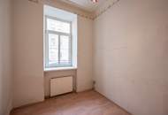 ++NEU++ Renovierungsbedürftige 4-Zimmer Altbauwohnung im Erdgeschoss!