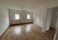 Zentrumsnah wohnen inmitten von Grünflächen - Erholung pur und kurze Wege garantiert! Komplett saniert, tolle Raumaufteilung und sofort verfügbar!