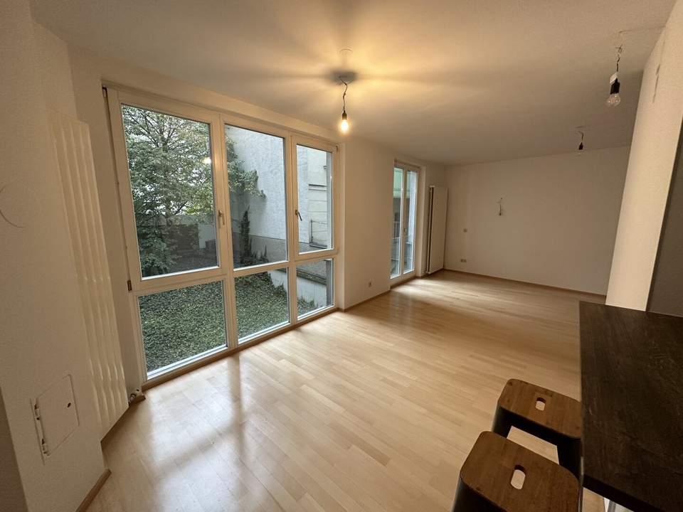 KARLSPLATZ IS CALLING: ruhige 2 Zimmer-Wohnung mit Gemeinschaftsdachterrasse!