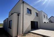 "Neu errichtete moderne Doppelhaushälfte"