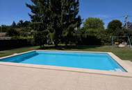 Wohnen mit Urlaubsflair | riesiges Grundstück (Teilung möglich) mit großer Terrasse und Pool | Offener Kamin und Klimaanlage | U1-Station | Garage