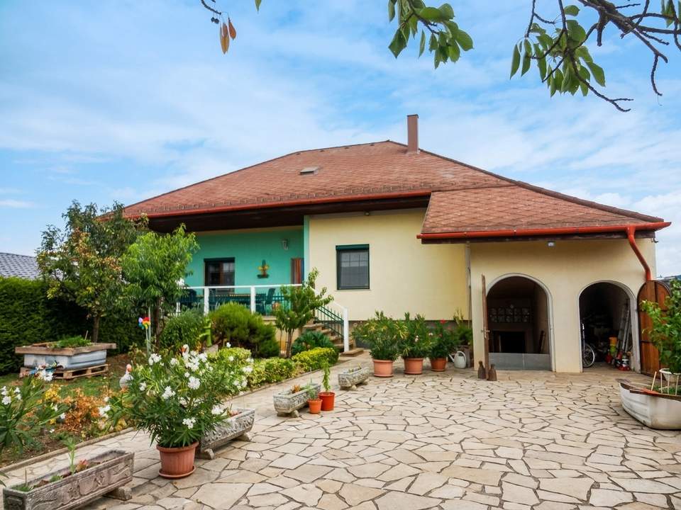 Viel Nutzfläche - Einfamilienhaus mit ehemaligem Heurigen im Keller !
