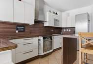 Außergewöhnliches Zweifamilienhaus mit Schwimmteich, Sauna &amp; Wintergarten