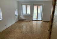 Hier wird hoher Wohnkomfort in ländlicher Gegend geboten! Hell und freundlich mit sonniger Loggia, viel Stauraum und kostenlosem Parkplatz direkt vor der Türe! Ab SOFORT verfügbar!