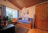 Ebenes Baugrundstück mit kleinem Holzhaus in ruhiger Lage im Ortskern